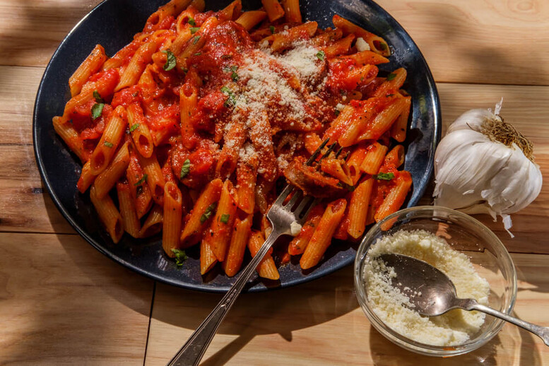 Jak odgrzać makaron z sosem w mikrofali, a jak na patelni?