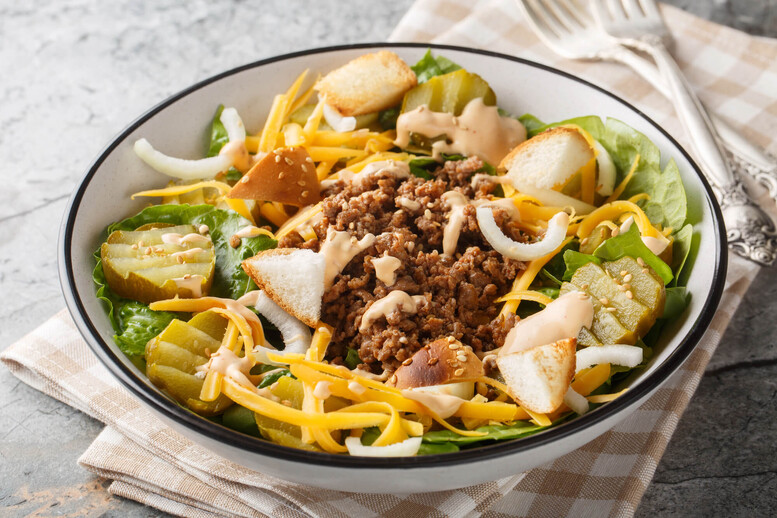 Sałatka hamburgerowa – przepis. Jak zrobić?