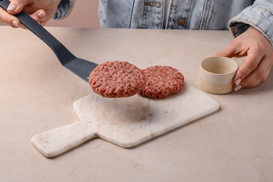 Burger z wołowiną, gruszką, pieczarkami i majonezem truflowym - Krok 3