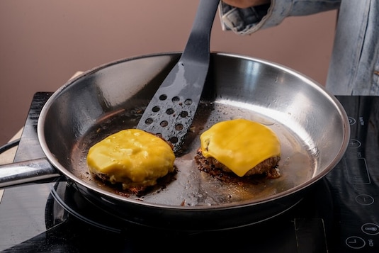 Burger z wołowiną, gruszką, pieczarkami i majonezem truflowym - Krok 4