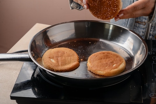 Burger z wołowiną, gruszką, pieczarkami i majonezem truflowym - Krok 5