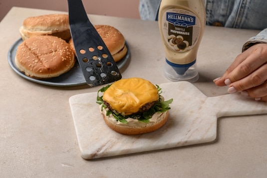 Burger z wołowiną, gruszką, pieczarkami i majonezem truflowym - Krok 6