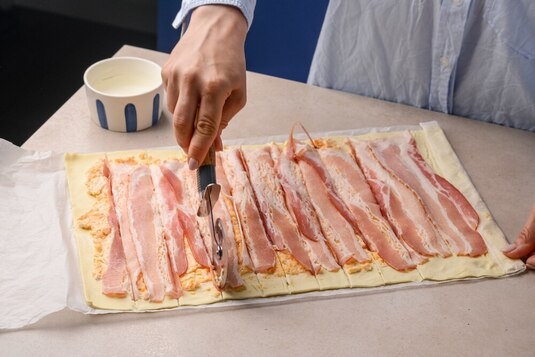 Paluchy z ciasta francuskiego z kurczakiem i cheddarem - Krok 4
