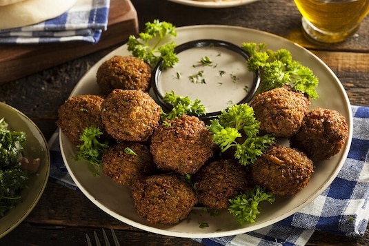 Falafel – z czym podawać? Co do niego pasuje?
