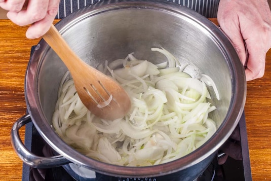Francuska zupa cebulowa zapiekana z serem - Krok 2