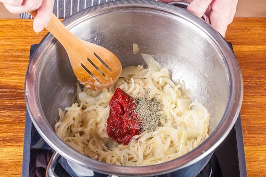 Francuska zupa cebulowa zapiekana z serem - Krok 3
