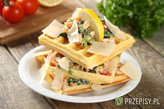 Gofry inaczej – z wędzonym łososiem i szpinakiem