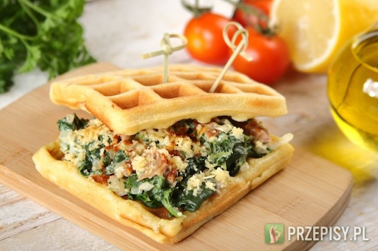 Gofry na ostro? Jak najbardziej. Dziś gofry ze szpinakiem i suszonymi pomidorami.