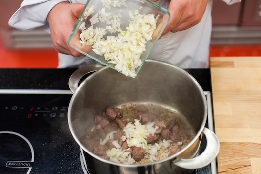Gulasz wołowy na czerwonym winie - Krok 1