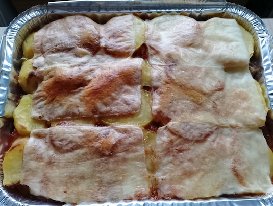 Zapiekanka ziemniaczana z pieczarkami i warzywami i parówką - Krok 8
