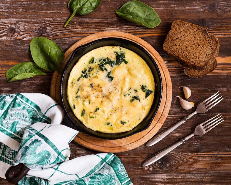 Jajecznica ze szpinakiem – jak zrobić?