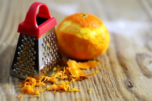 Jak otrzeć skórkę z pomarańczy?