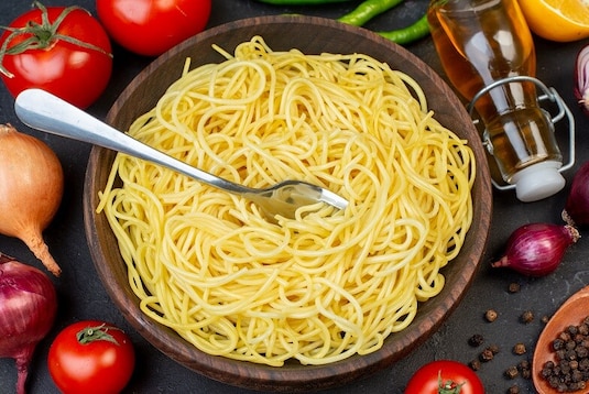 Jak ugotować makaron spaghetti? Ile czasu potrzebuje?