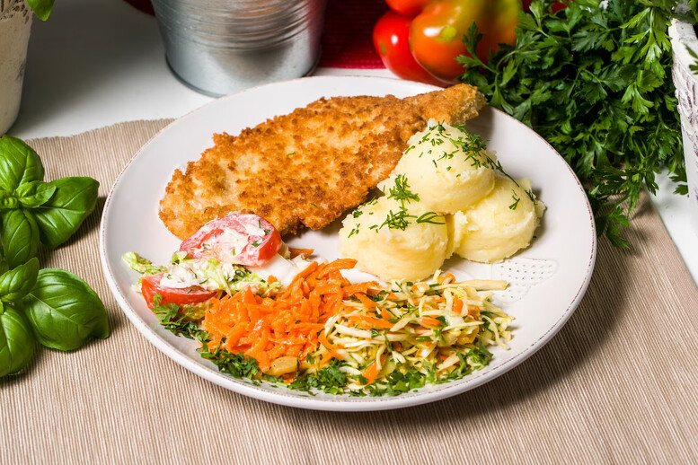 Jaka surówka do ryby? Która lepiej pasuje do ziemniaków, a która do frytek?