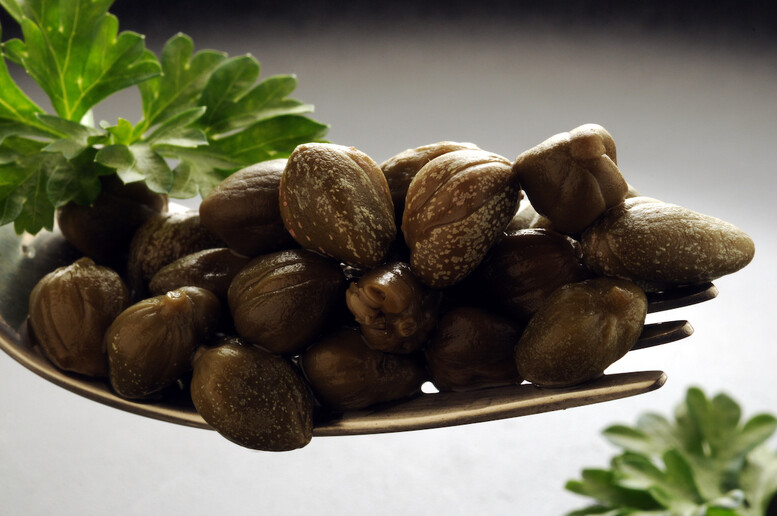 Kapary – czy to owoc, czy warzywo? Jak wyglądają i jak smakują?