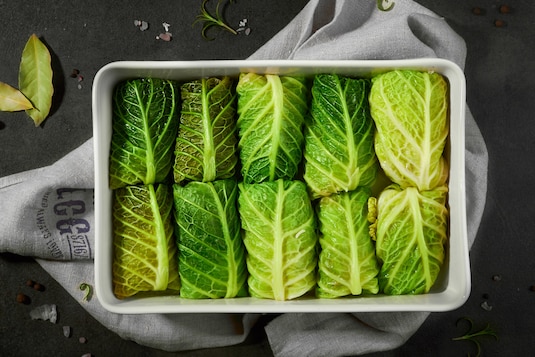 Jak długo gotować i jak sparzyć kapustę na gołąbki?