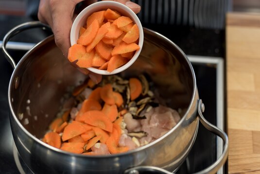 Kaszotto orientalne a’la curry z napojem kokosowym - Krok 1