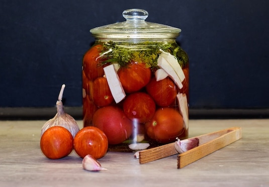 Kiszone pomidory - jak zrobić, by ukisić je na zimę?