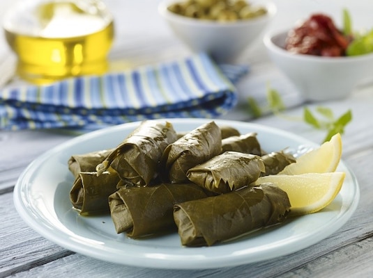 Liście wina i deska serów, czyli winogrona są wszędzie.