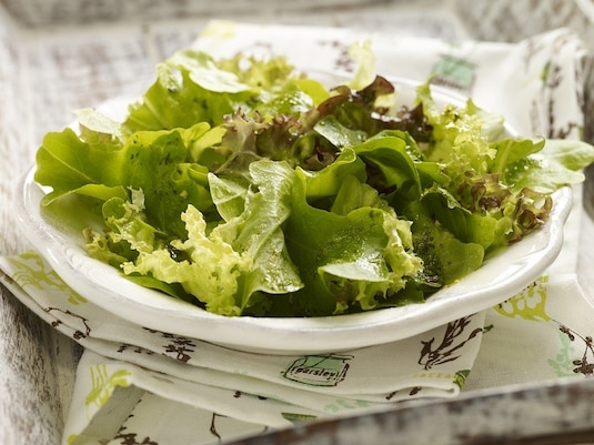 Lato w kuchni. Jak komponować letnie sałatki?