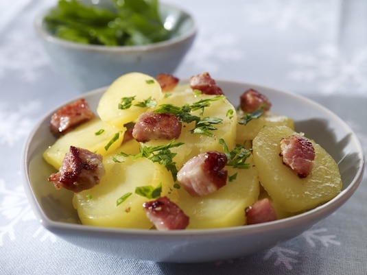 Zimowe warzywa. Sałatka ziemniaczana.