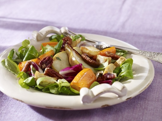 Sałatki z warzyw korzeniowych. Z dodatkiem orzechów i suszonych owoców.