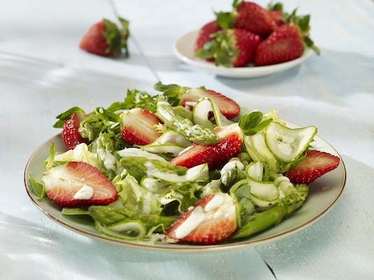 Szparagi i sałatki. Bardzo udany związek.