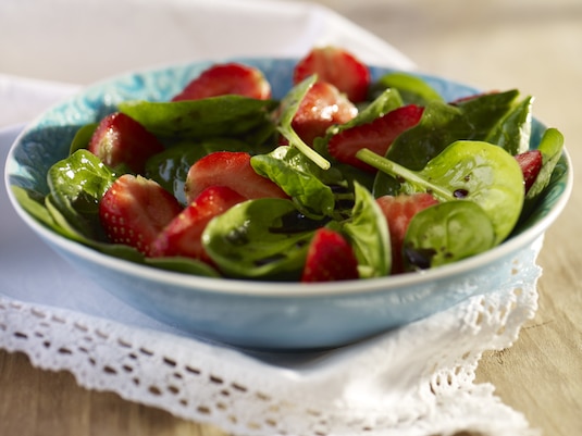 Szpinakowe sałatki: pyszne, zdrowe, kolorowe