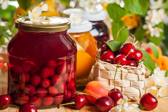 Jak zrobić kompot z truskawek, jabłek i wiśni? Jak długo go gotować?