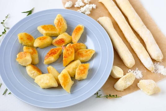 Jak i ile gotować kopytka świeże, a ile mrożone?