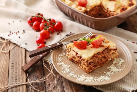 Jak gotować makaron lasagne? Surowy czy gotowany – jaki powinien być?