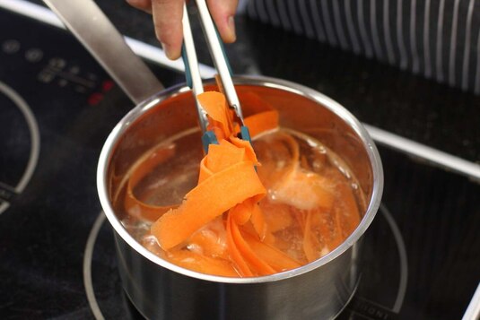 Makaron z marchewki z wołowiną - Krok 1