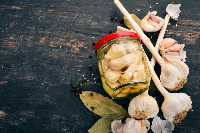 Czosnek kiszony – jak jeść i do czego go podawać?