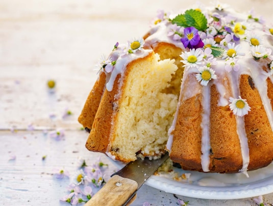 Jak utrzeć masło z cukrem? Ucieranie masła na puch od podstaw