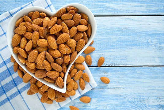 Jak obrać migdały ze skórki? Czy warto to robić?