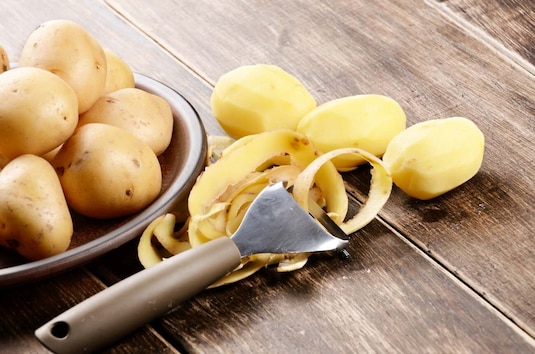 Obieranie ziemniaków krok po kroku – jak robić to szybko i dobrze?