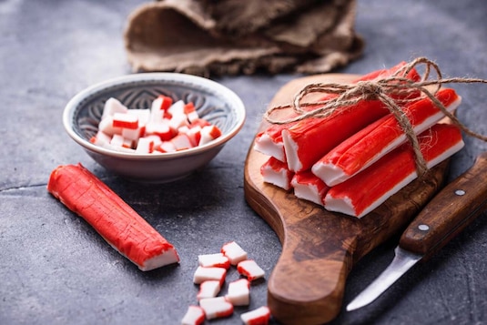 Paluszki surimi – co to za składnik? Jak jeść i jak przygotować je do podania?