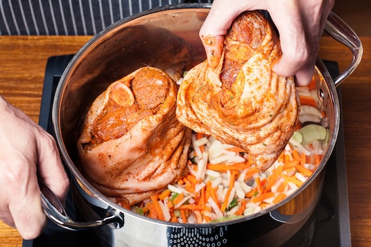 Pieczona golonka po myśliwsku z grzybami - Krok 2