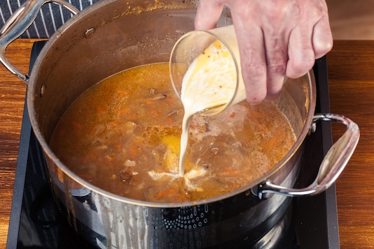 Pieczona golonka po myśliwsku z grzybami - Krok 6