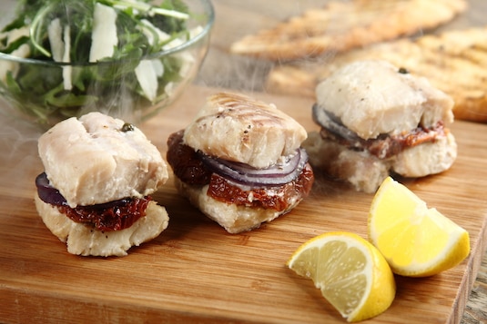 Grillowane przysmaki. Dorsz z grilla z suszonymi pomidorami.