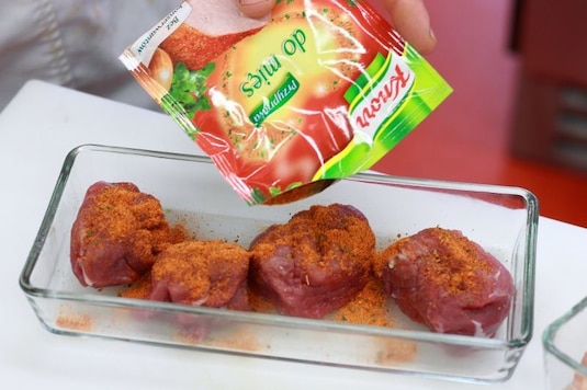 Polędwiczki wieprzowe z chrupiącą skórką - Krok 1