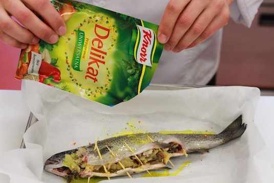 Pstrąg faszerowany kiszoną kapustą - Krok 7