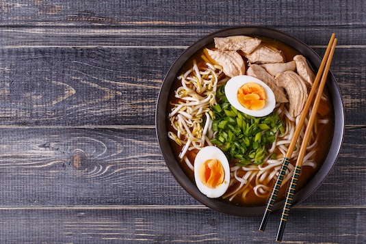 Ramen – co to za potrawa. Jak jeść – pałeczkami czy sztućcami?