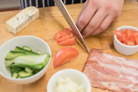 Sałatka speck i gorgonzola - VIDEO - Krok 2