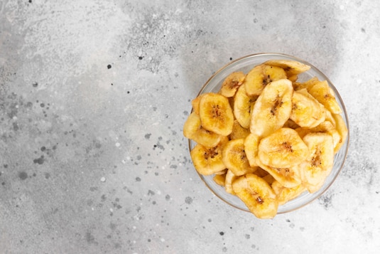 Jak zrobić chipsy bananowe? Sposoby na domowe suszone banany