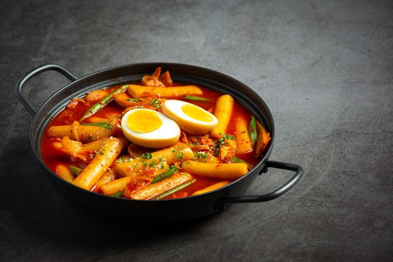 Tteokbokki – przepis. Jak zrobić kluski ryżowe?