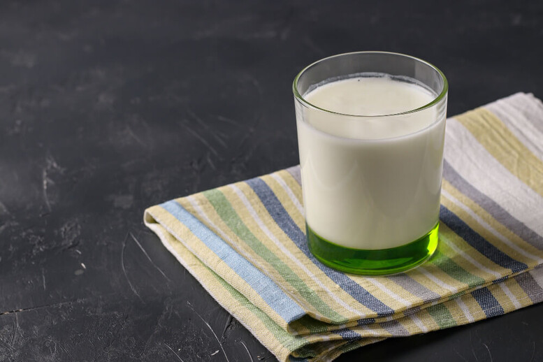 Jak zrobić maślankę z mleka w domu?