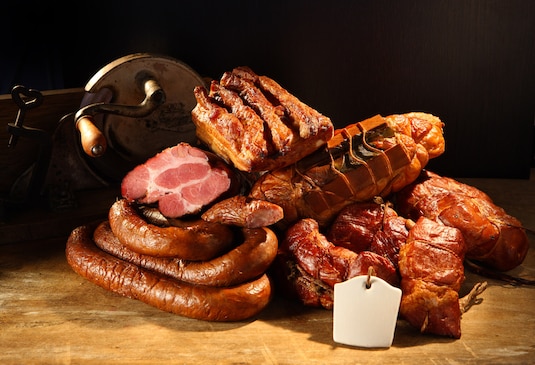 Wędzenie na zimno a na ciepło. Jak wygląda wędzenie mięsa krok po kroku?