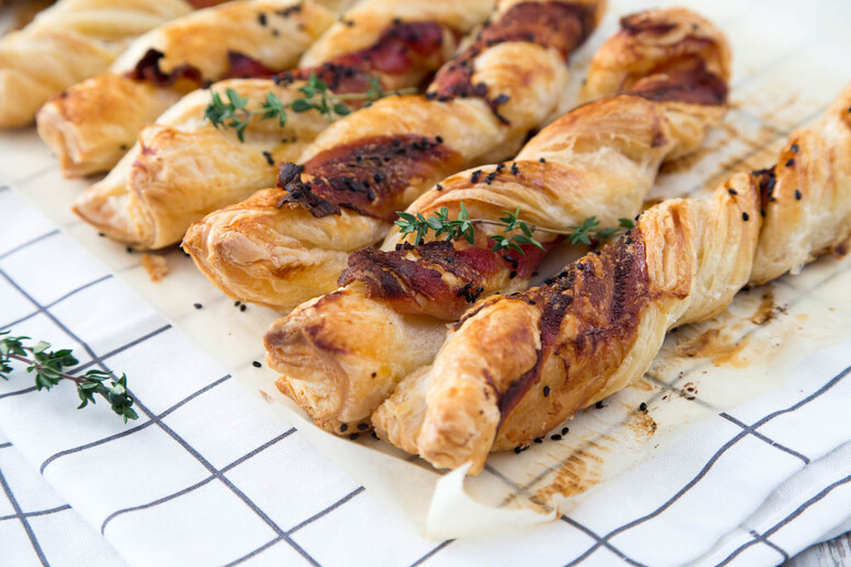 Zakręcona pizza – przepis z ciasta francuskiego lub drożdżowego