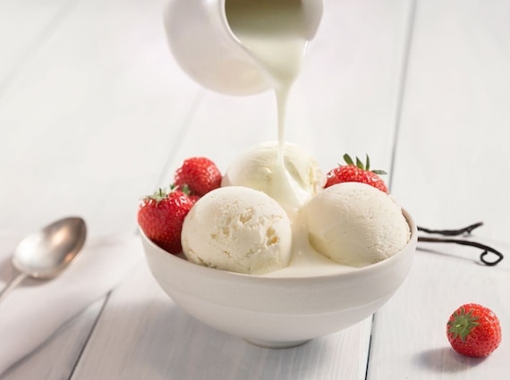 Lody waniliowe z truskawkami i polewą waniliową